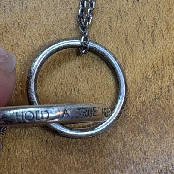 Silver Interlocking Circle Necklace “Hold a true Friend with both your hands” - Picture 3 of 8